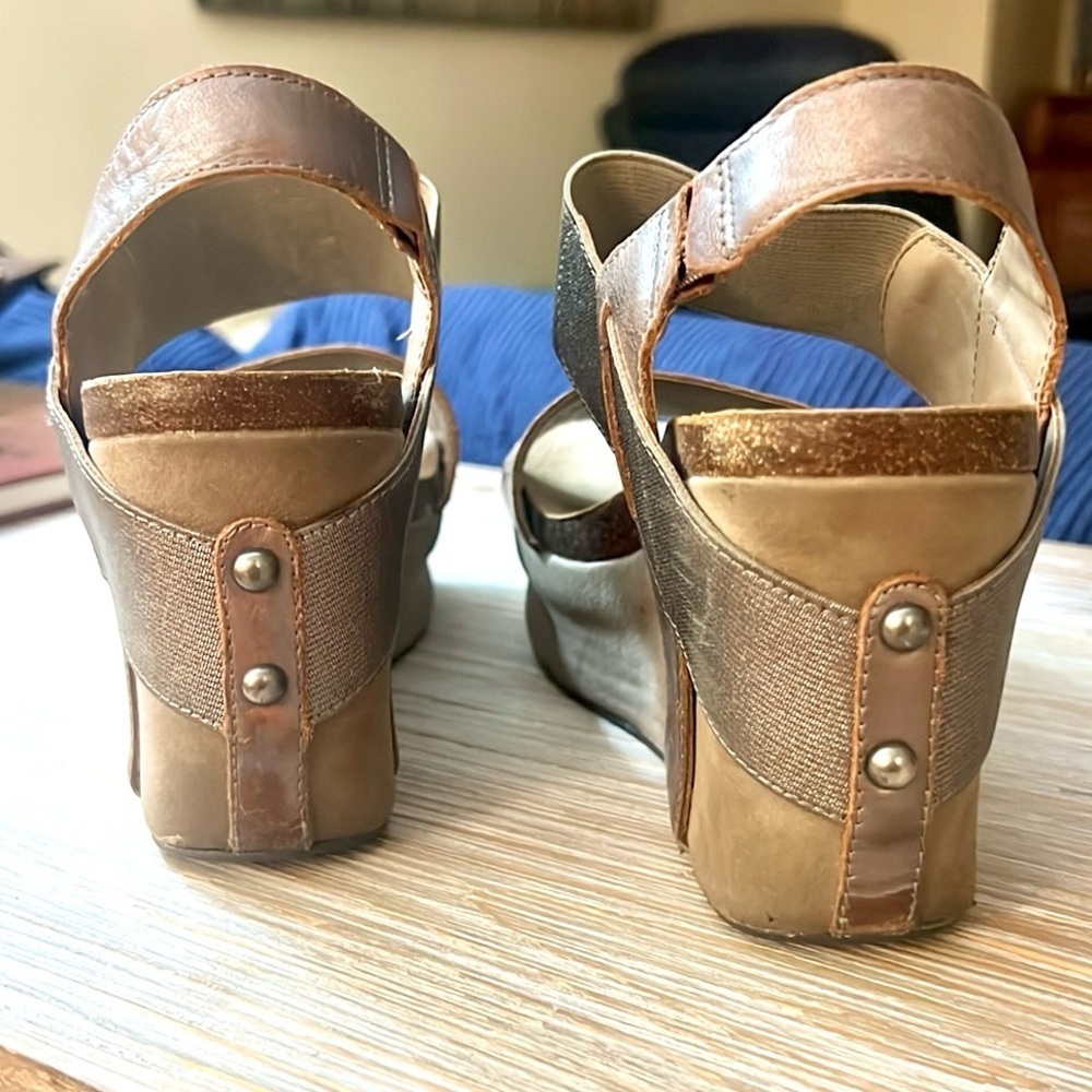 OTBT,Bushnell Wedge Sandals Womens
Metallic Bronze Beige Leather,GUC,Size 6.5 - Picture 5 of 13